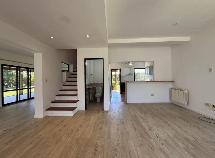 Casa · 200m² · 5 Ambientes · 2 Cocheras