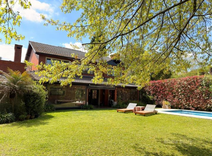 Casa · 256m² · 7 Ambientes · 1 Cochera