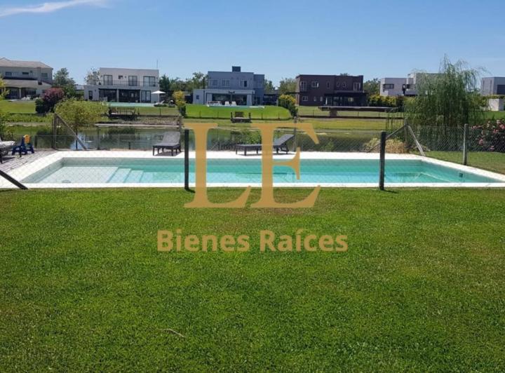 Casa · 216m² · 5 Ambientes · 4 Cocheras