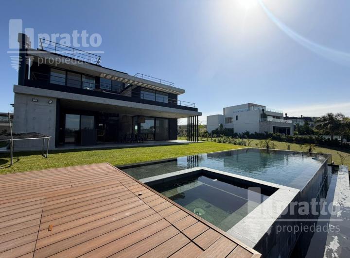 Casa · 432m² · 6 Ambientes · 4 Cocheras