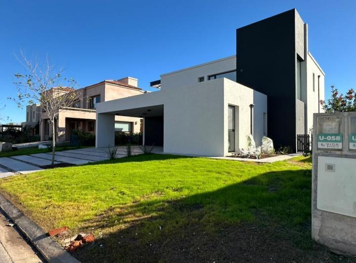 Casa · 350m² · 6 Ambientes · 2 Cocheras