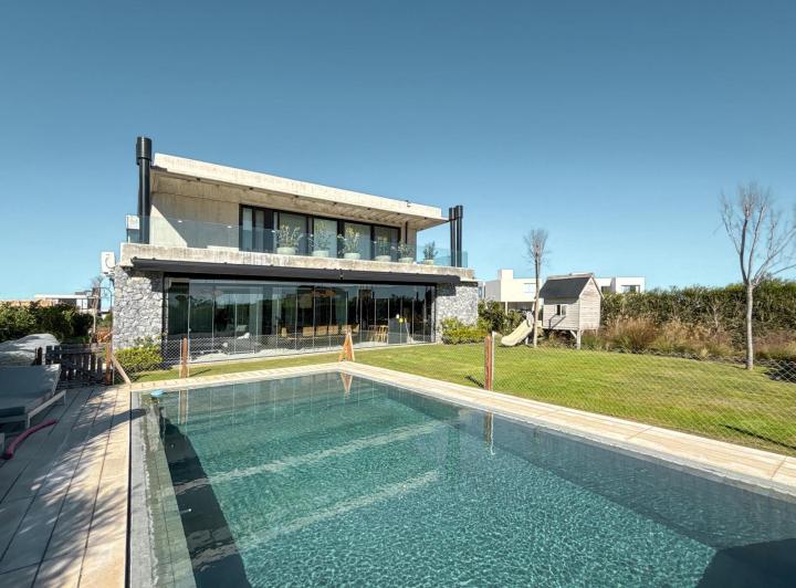 Casa · 315m² · 11 Ambientes · 2 Cocheras