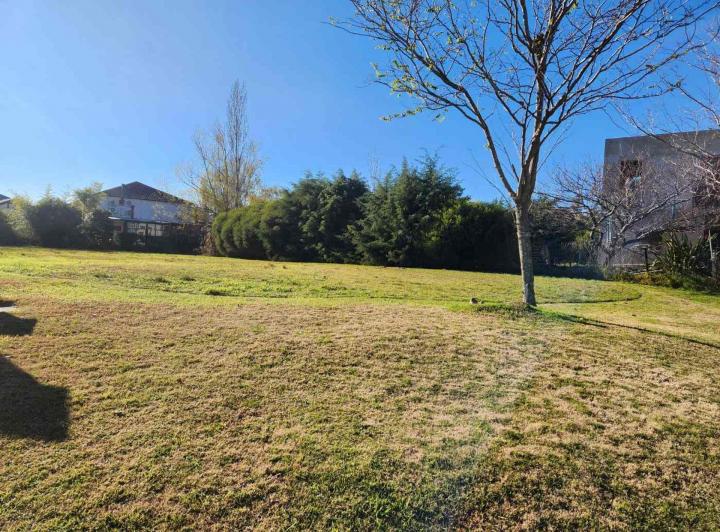 Terreno · 897m²