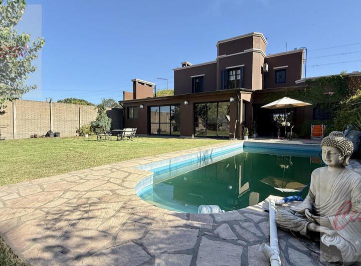 Casa · 251m² · 5 Ambientes · 1 Cochera