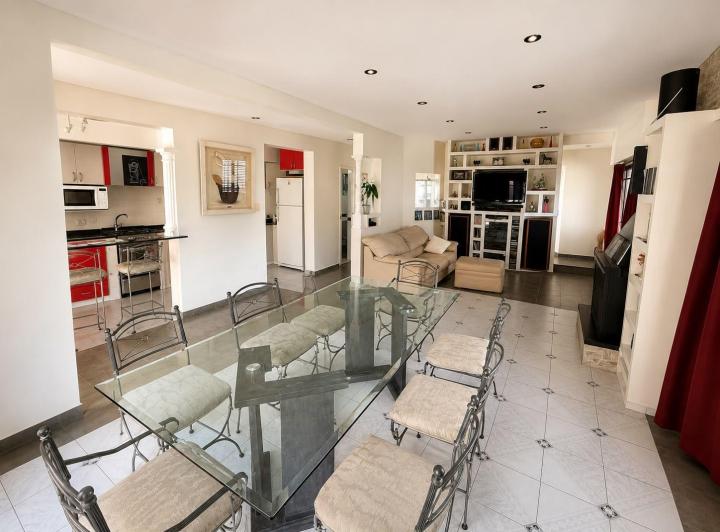 Casa · 210m² · 5 Ambientes · 2 Cocheras
