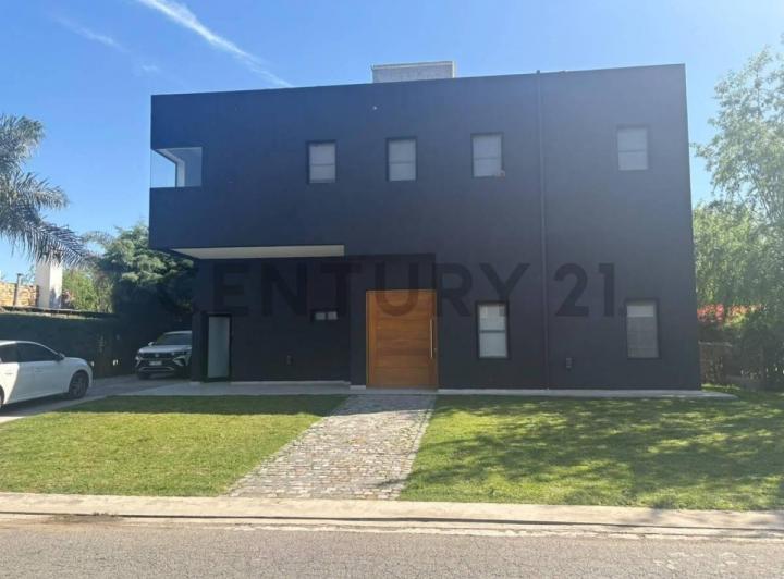 Casa · 341m² · 4 Ambientes · 4 Cocheras