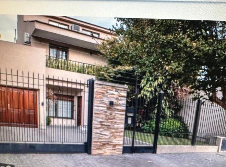 Casa · 293m² · 4 Ambientes · 2 Cocheras