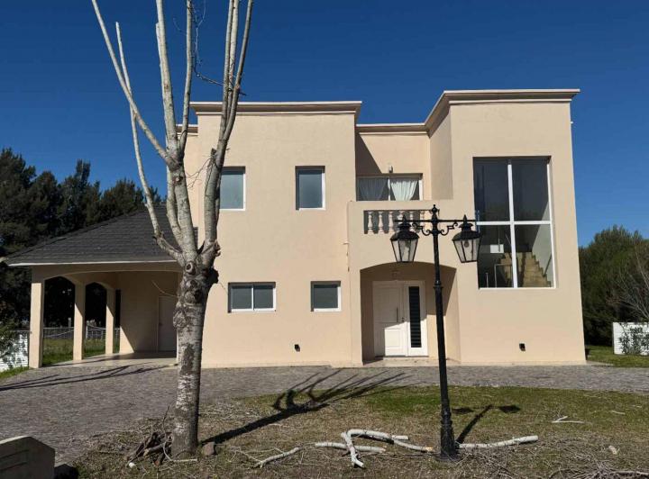 Casa · 220m² · 4 Ambientes · 1 Cochera