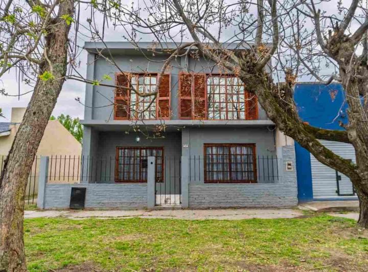 Casa · 90m² · 4 Ambientes · 3 Cocheras