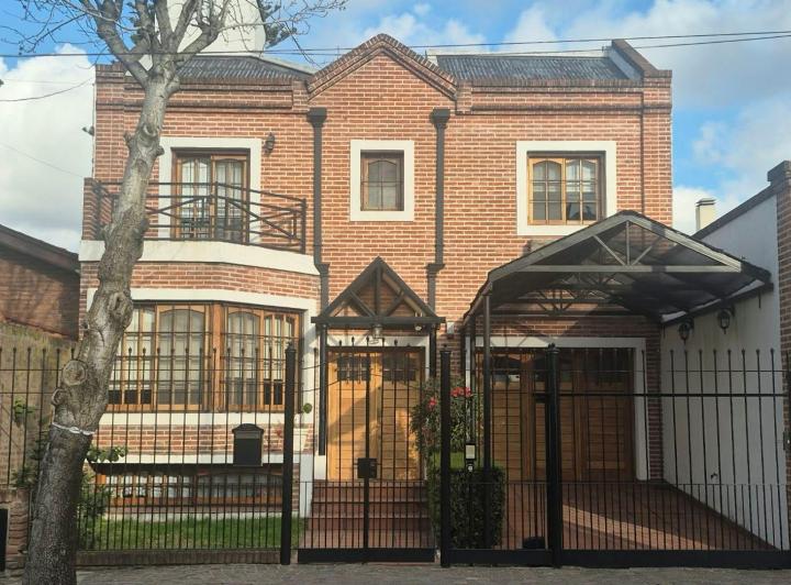 Casa · 200m² · 5 Ambientes · 3 Cocheras