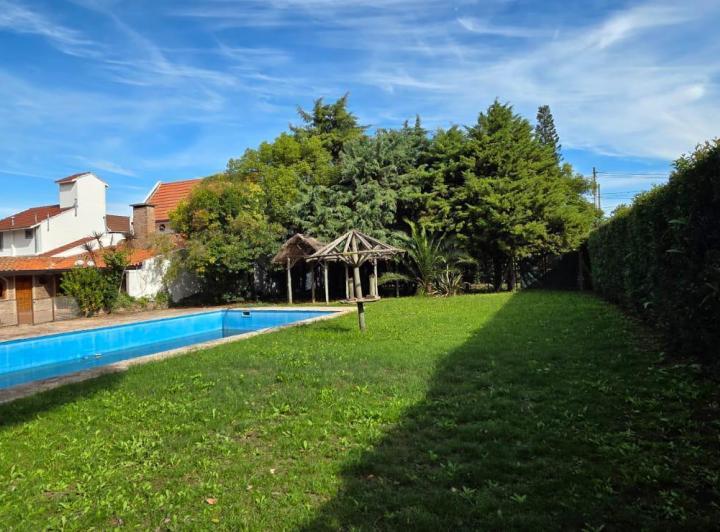Casa · 325m² · 10 Ambientes · 1 Cochera
