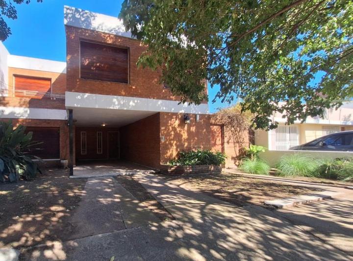 Casa · 210m² · 8 Ambientes · 1 Cochera