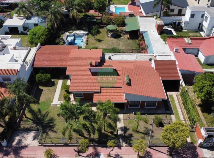 Casa · 490m² · 9 Ambientes · 4 Cocheras
