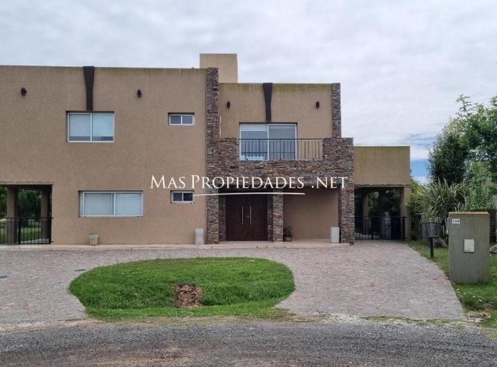 Casa · 440m² · 5 Ambientes · 4 Cocheras