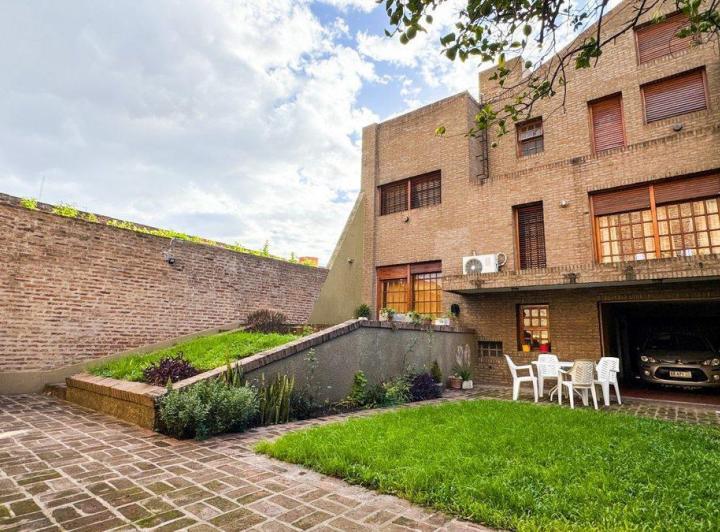 Casa · 215m² · 5 Ambientes · 3 Cocheras