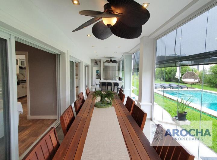 Casa · 280m² · 5 Ambientes · 2 Cocheras