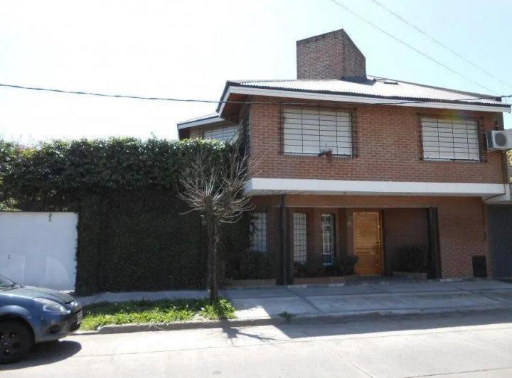 Casa · 240m² · 6 Ambientes · 1 Cochera