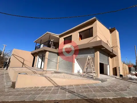 Venta de 2 locales comerciales y dos dptos de 1 dormitorio con garaje