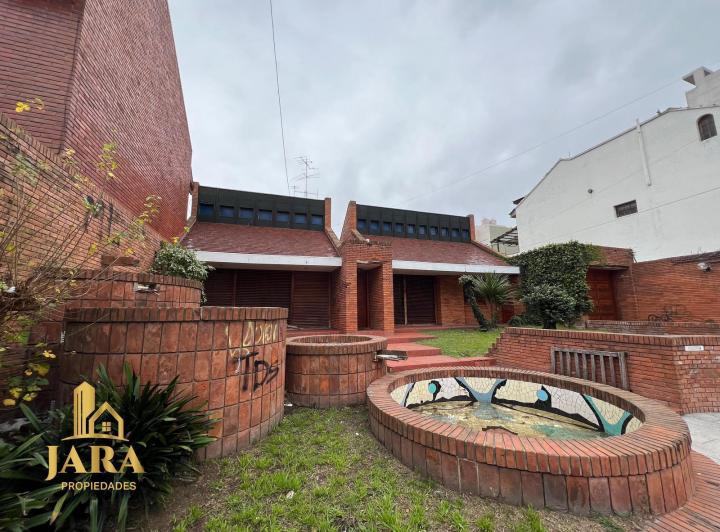 Casa · 1139m² · 6 Ambientes · 2 Cocheras
