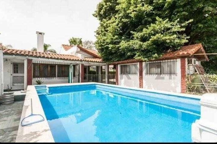 Casa · 180m² · 5 Ambientes · 2 Cocheras