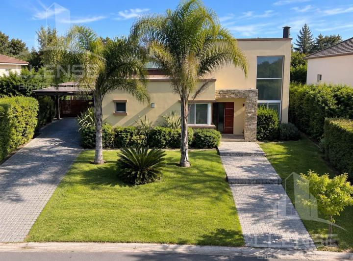 Casa · 226m² · 5 Ambientes · 2 Cocheras