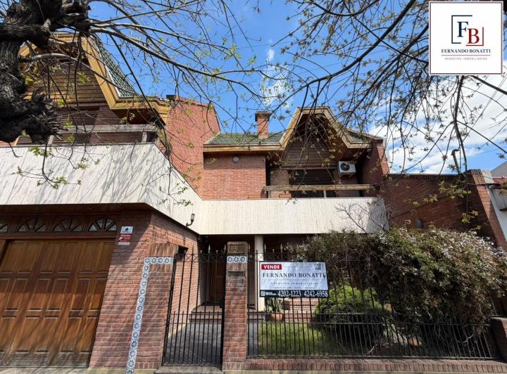 Casa · 322m² · 8 Ambientes · 4 Cocheras