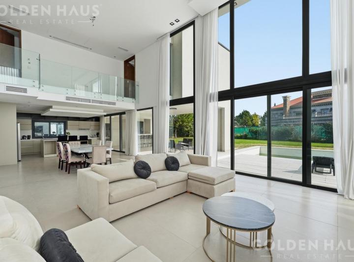 Casa · 1150m² · 5 Ambientes · 2 Cocheras
