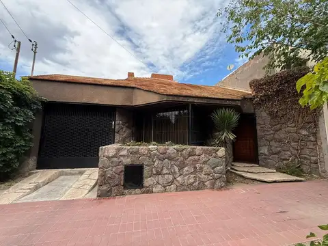 Casa en venta- sexta sección, ciudad de mendoza
