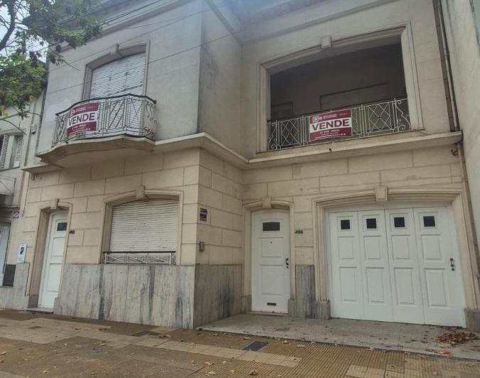 Casa · 8 Ambientes · 1 Cochera