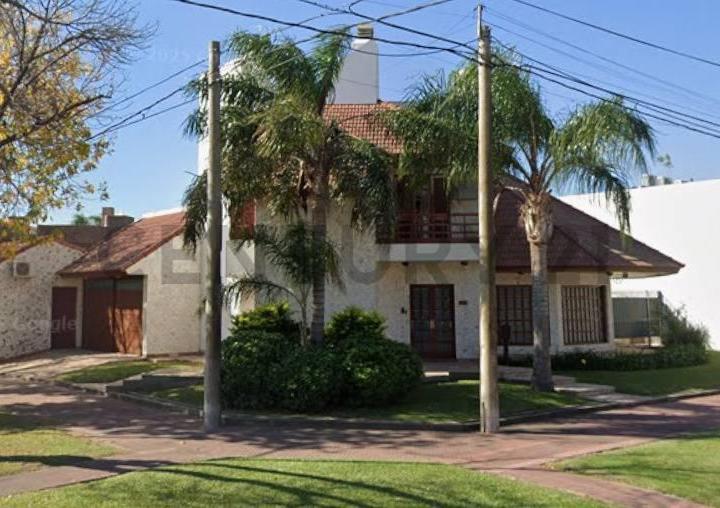 Casa · 350m² · 6 Ambientes · 2 Cocheras