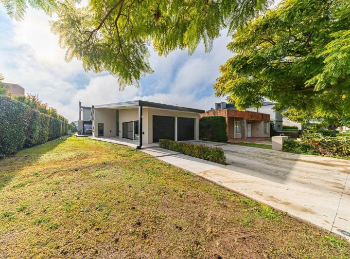 Casa · 250m² · 5 Ambientes · 4 Cocheras