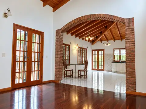 Venta casa con amplio parque y piscina - godoy cruz
