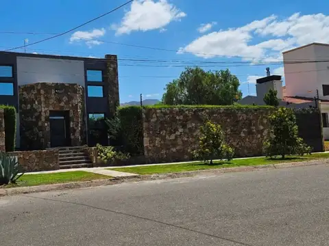 Excelente casa en venta en barrio alta mendoza – el challao