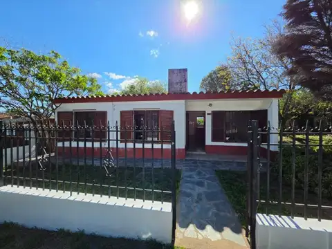 Venta casa en villa carlos paz, 4 dormitorios, quincho y jardín