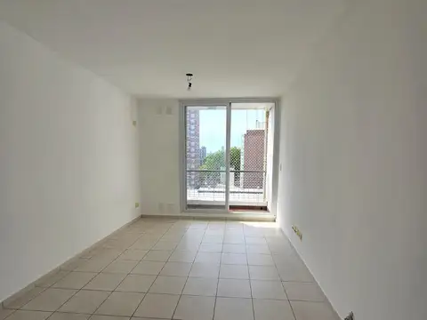 Un dormitorio con doble balcón