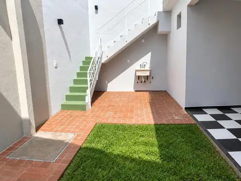 Casa de pasillo en venta, 2 dormitorios c/ patio y terraza en luis agote