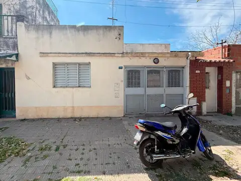 Casa de 2 dormitorios a remodelar av. san martin y dr. riva