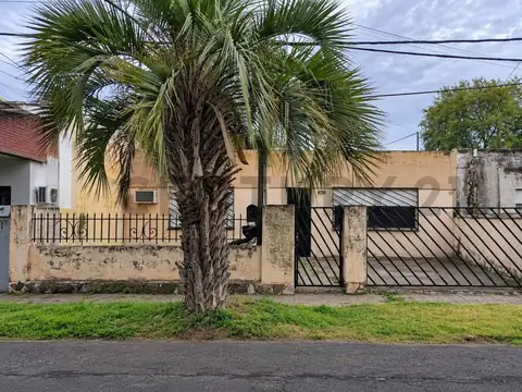 Venta casa a reciclar , tres dormitorios, garage, patio, barrio ludueña, rosario