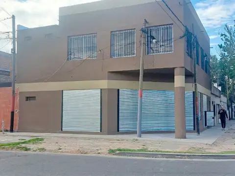 Amplio salón comercial planta alta av. francia y dean funes
