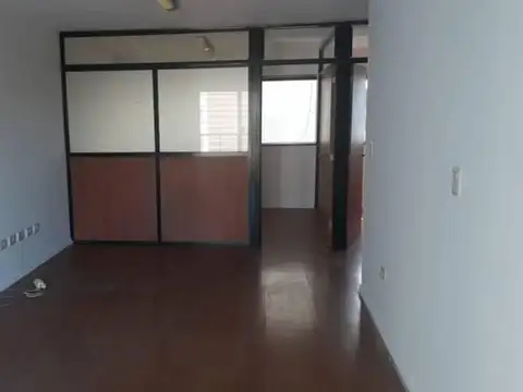 Oficina en piso exclusivo equipada y con renta activa.