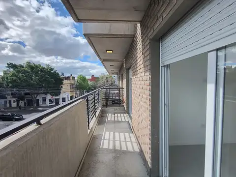 Venta - departamento de 1 dormitorio con balcón corrido- luis agote