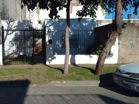 Casa 3 ambientes. uso comercial. deposito. caseros