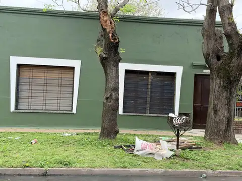 Casa sola de 3 amb con patio y terraza
