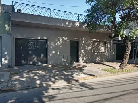 Casa dos ambientes con patio, terraza y garaje