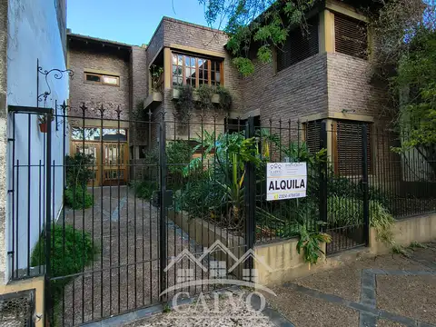 Casa dos plantas en alquiler. mercedes, buenos aires.