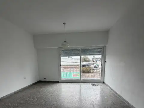 Departamento 4 amb con cochera, patio yterraza en alquiler