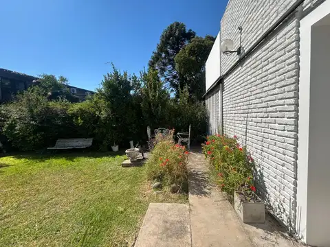 Casa en alquiler en manuel b. gonnet – verde, comodidad y entorno único
