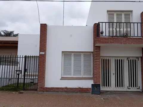 Casa 3 habitaciones zona hospital