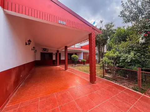 Casa en lote propio con 3 dormitorios, parque y garage para 2 autos – san justo