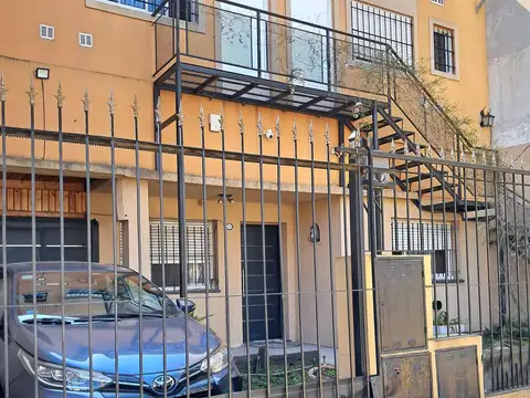 Excelente ph. en primer piso al frente por escalera - sin expensas-